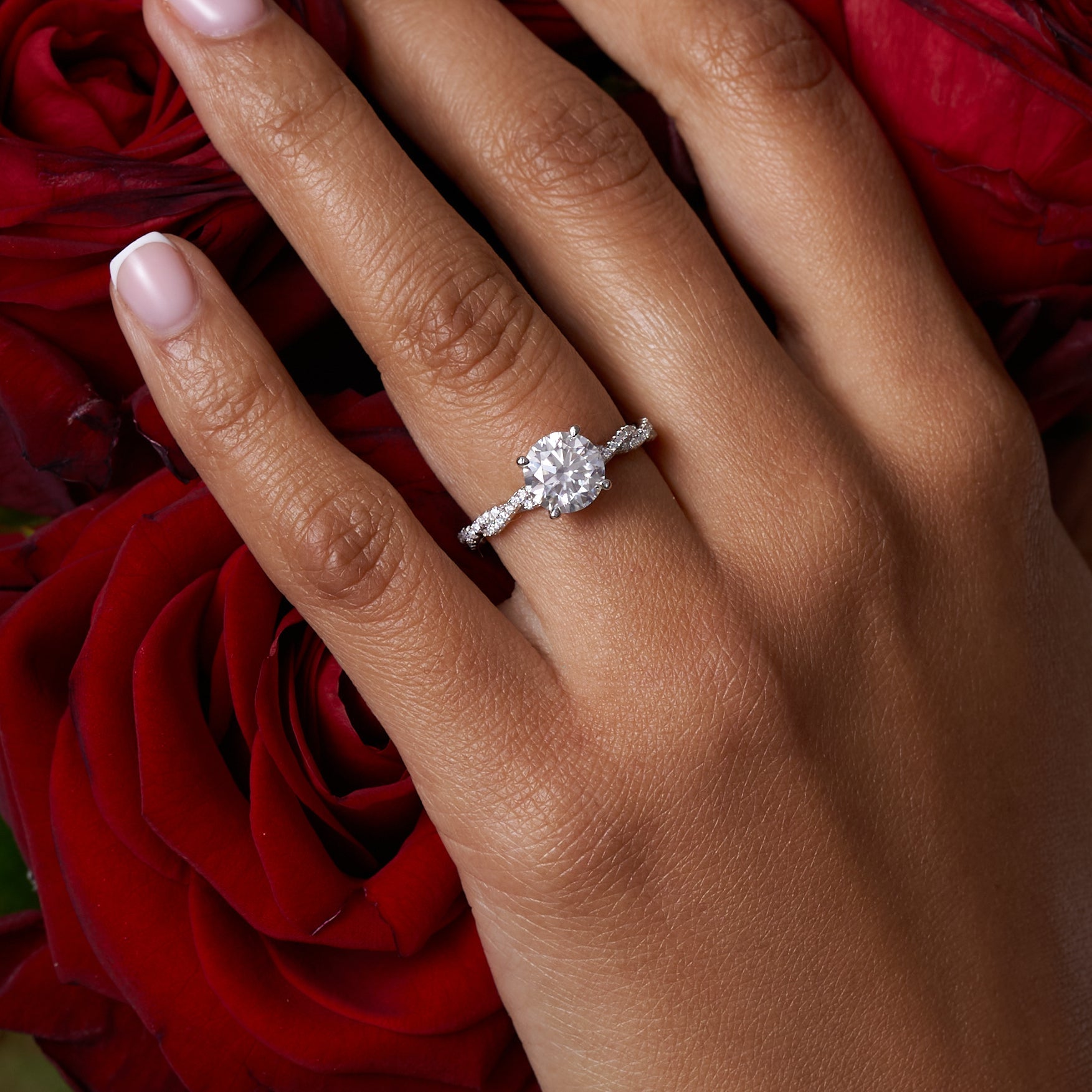 Round Cut Twisted Band Solitare Moissanite Engagement Ring